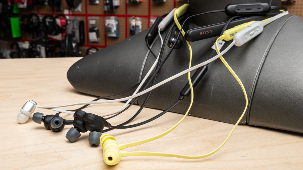 Беспроводные наушники с шейным ободом: лучшие модели в 2025 году