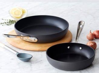 Этот набор посуды изменит вашу готовку: выбор экспертов картинка Набор из 2 антипригарных сковородок All-Clad