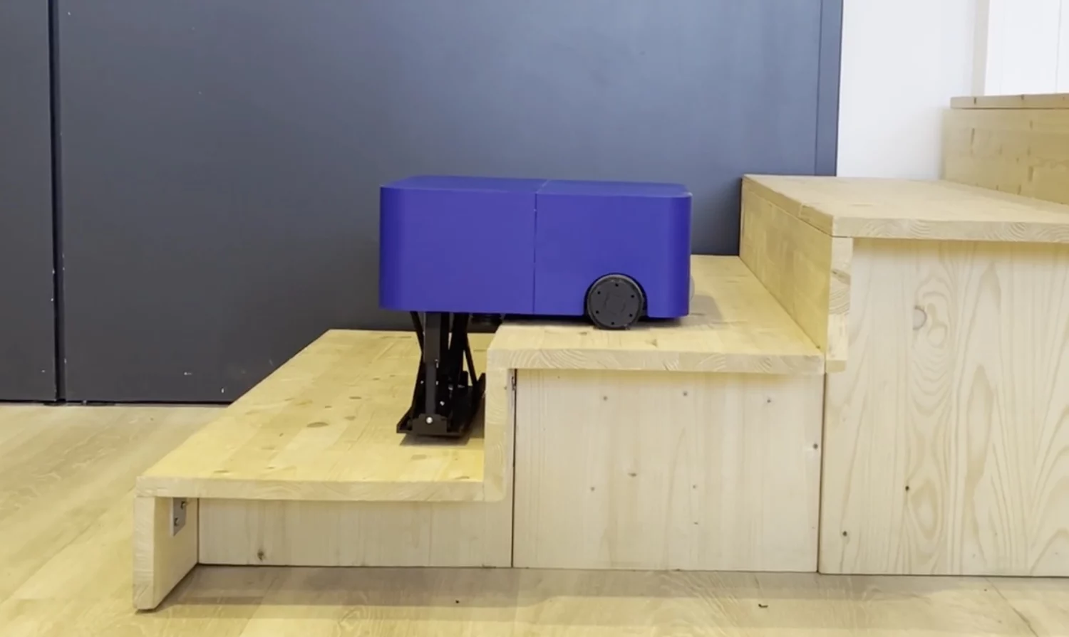 405724Blue Chip меняет правила игры: робот-пылесос научился подниматься по лестнице!