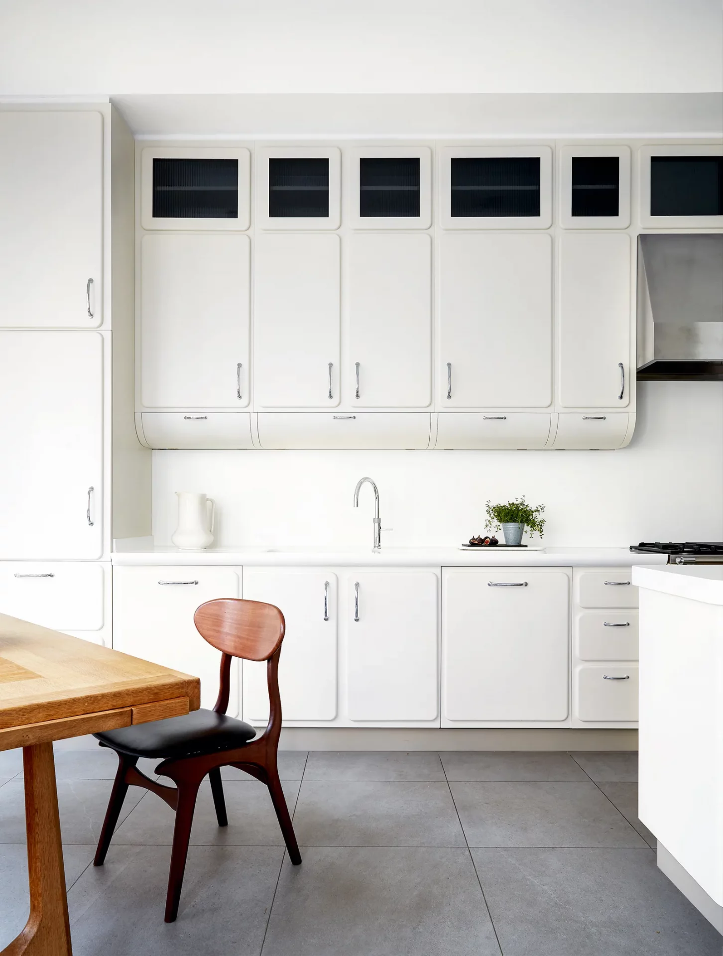 Белая кухня: 4 способа придать индивидуальности помещению