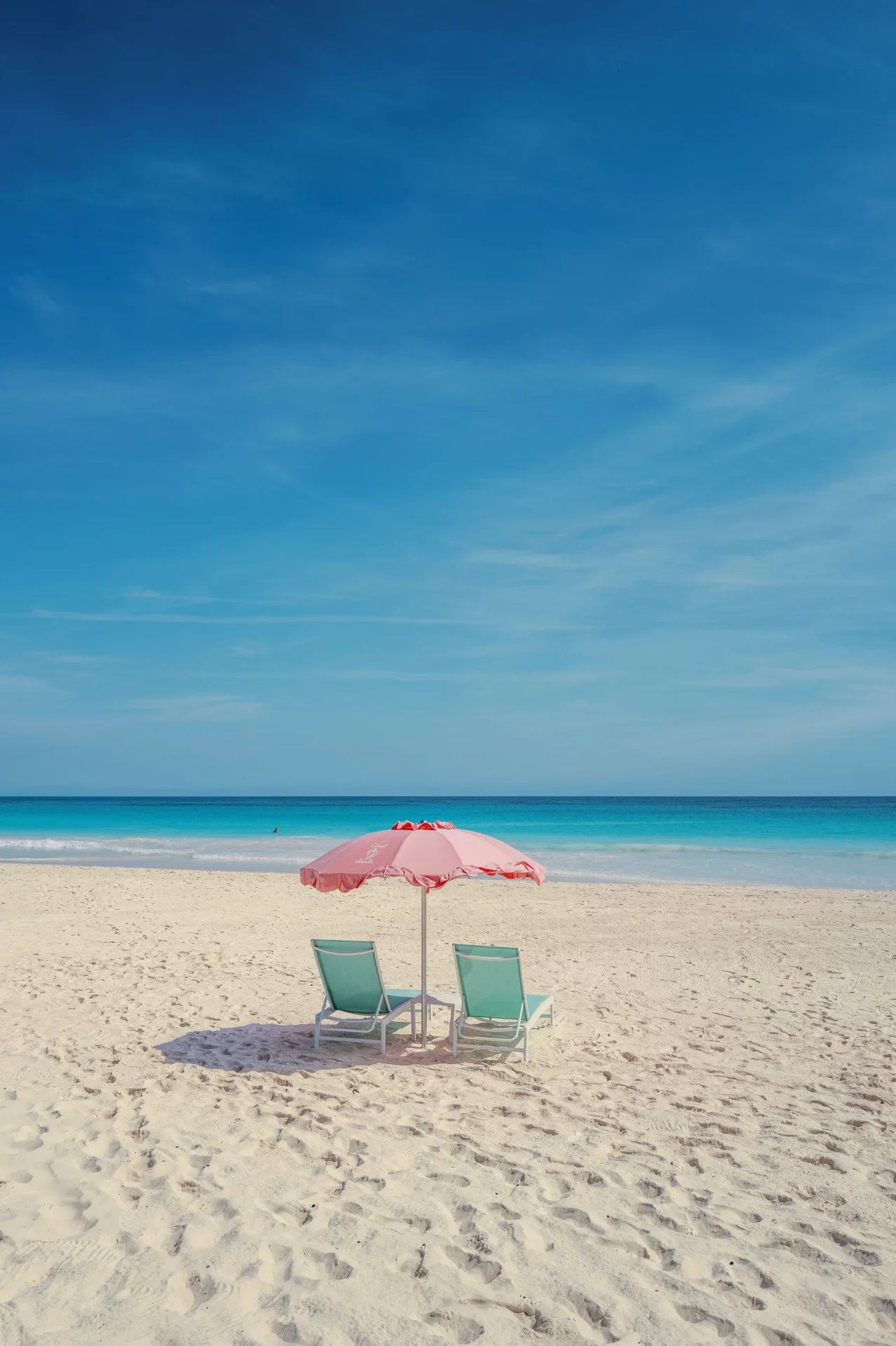 Легендарный отель на Багамах преобразился: новый гламурный облик Coral Sands