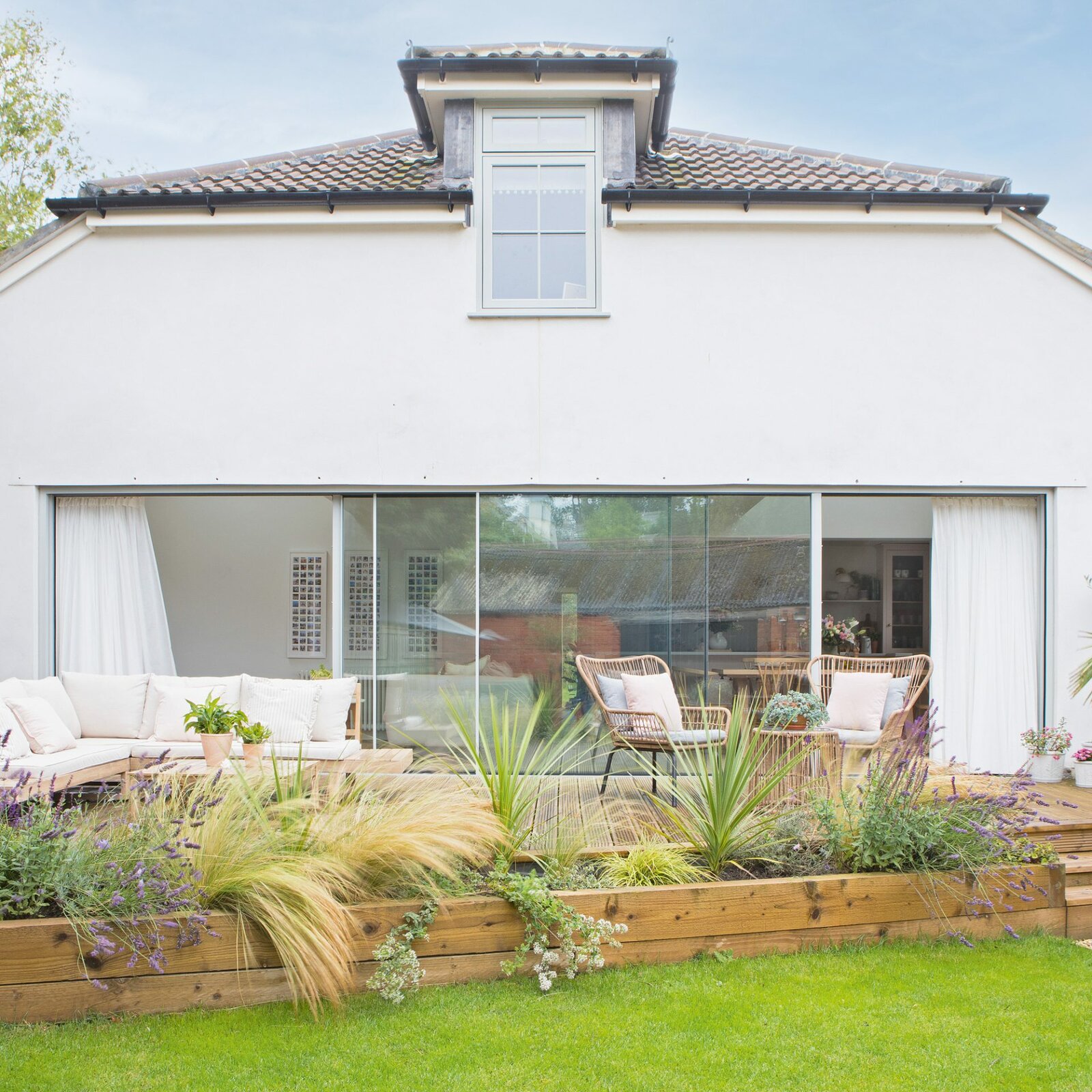 дом в пастельных тонах