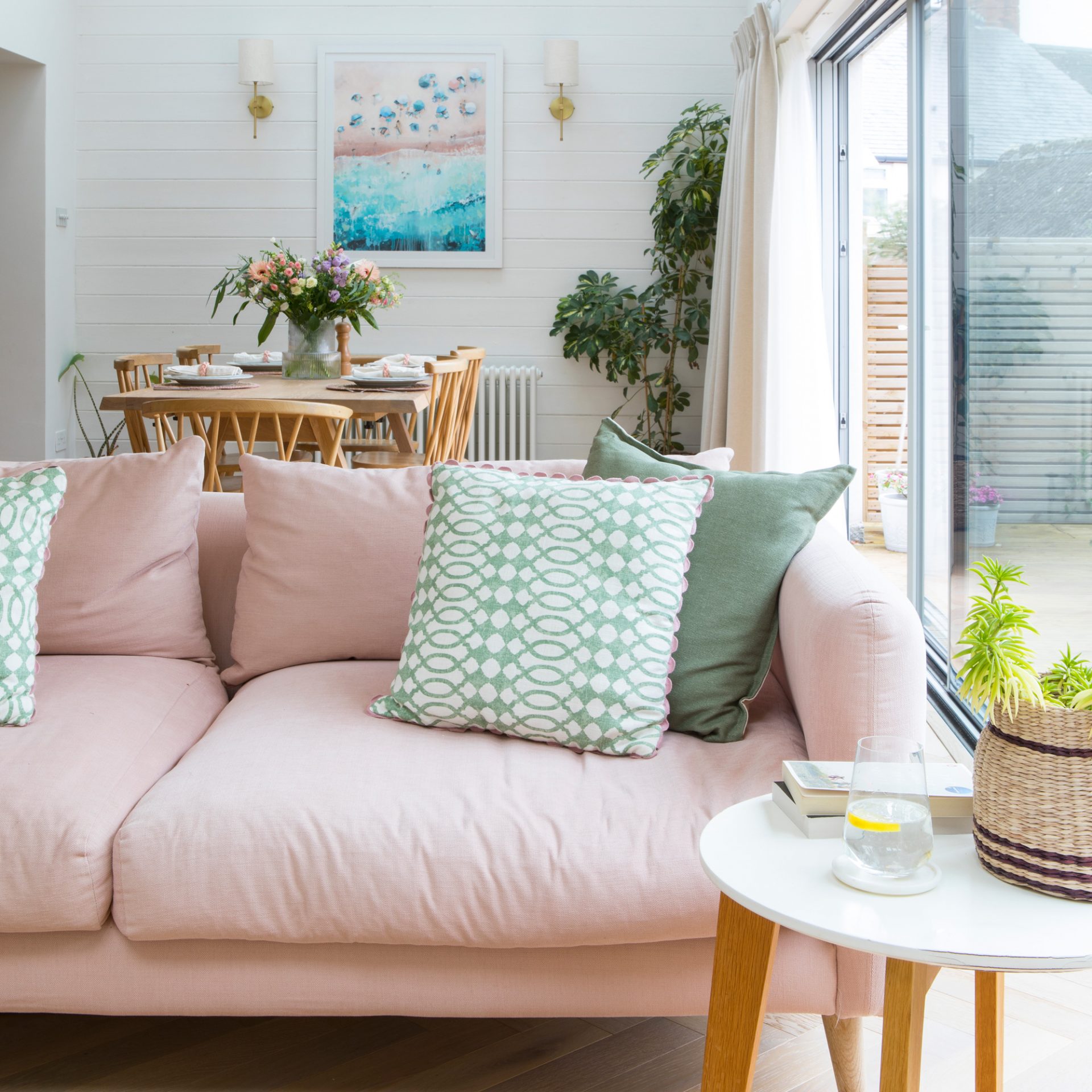 дом в пастельных тонах