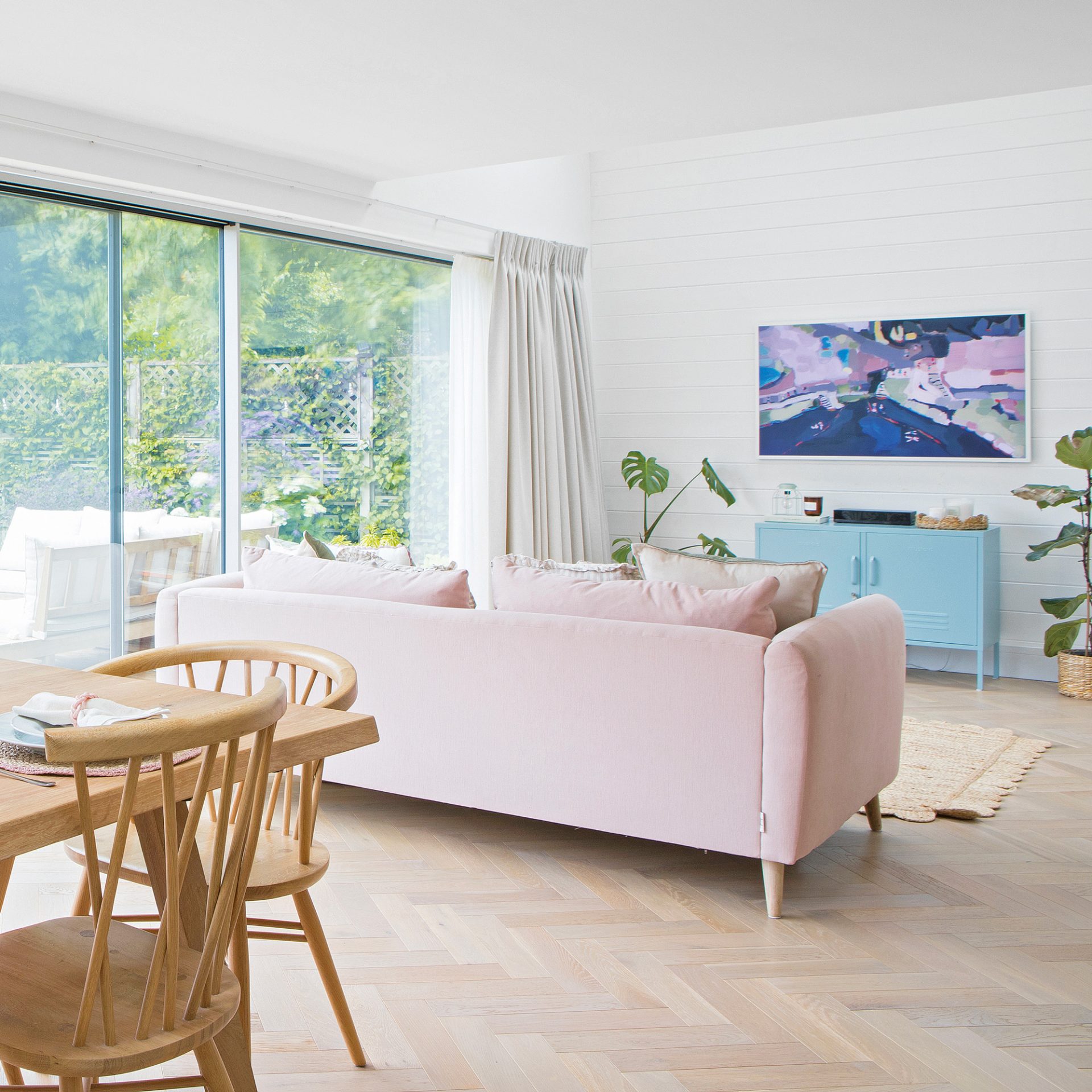 дом в пастельных тонах