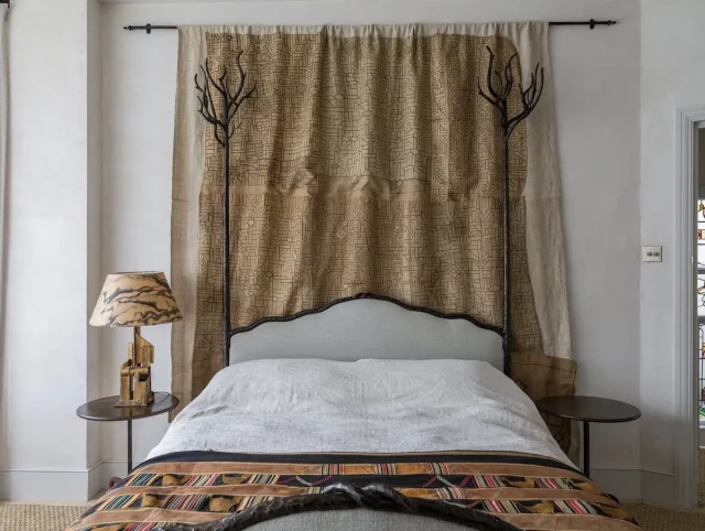 Кровати с балдахином без балдахина: дерзкий пересмотр традиций