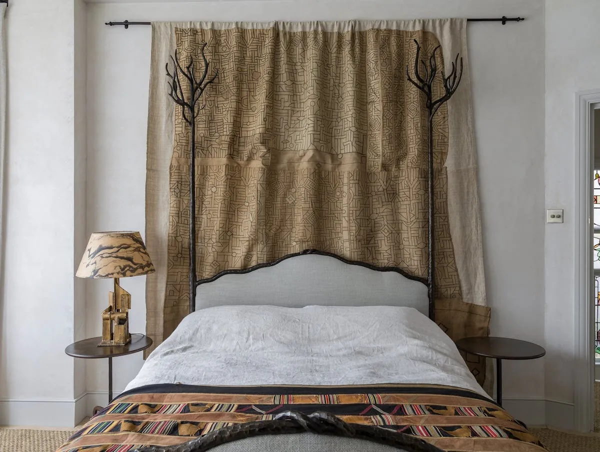 Кровати с балдахином без балдахина: дерзкий пересмотр традиций