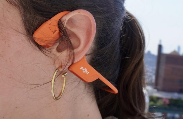 Мои любимые наушники с костной проводимостью имеют 12-часовое время автономной работы и идеально подходят для бега