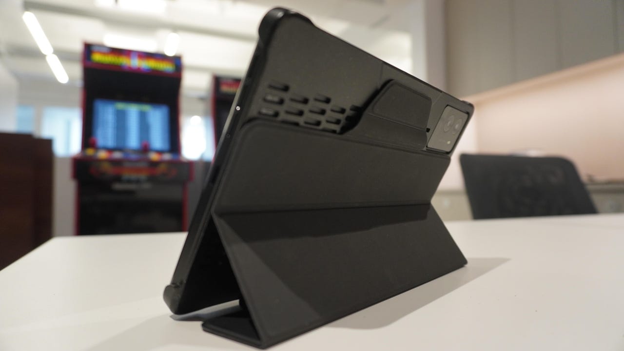 Этот 8-дюймовый игровой планшет — идеальное устройство для развлечений в самолете (и он сейчас продается со скидкой) картинка Этот 8-дюймовый игровой планшет — идеальное устройство для развлечений в самолете (и он сейчас продается со скидкой)