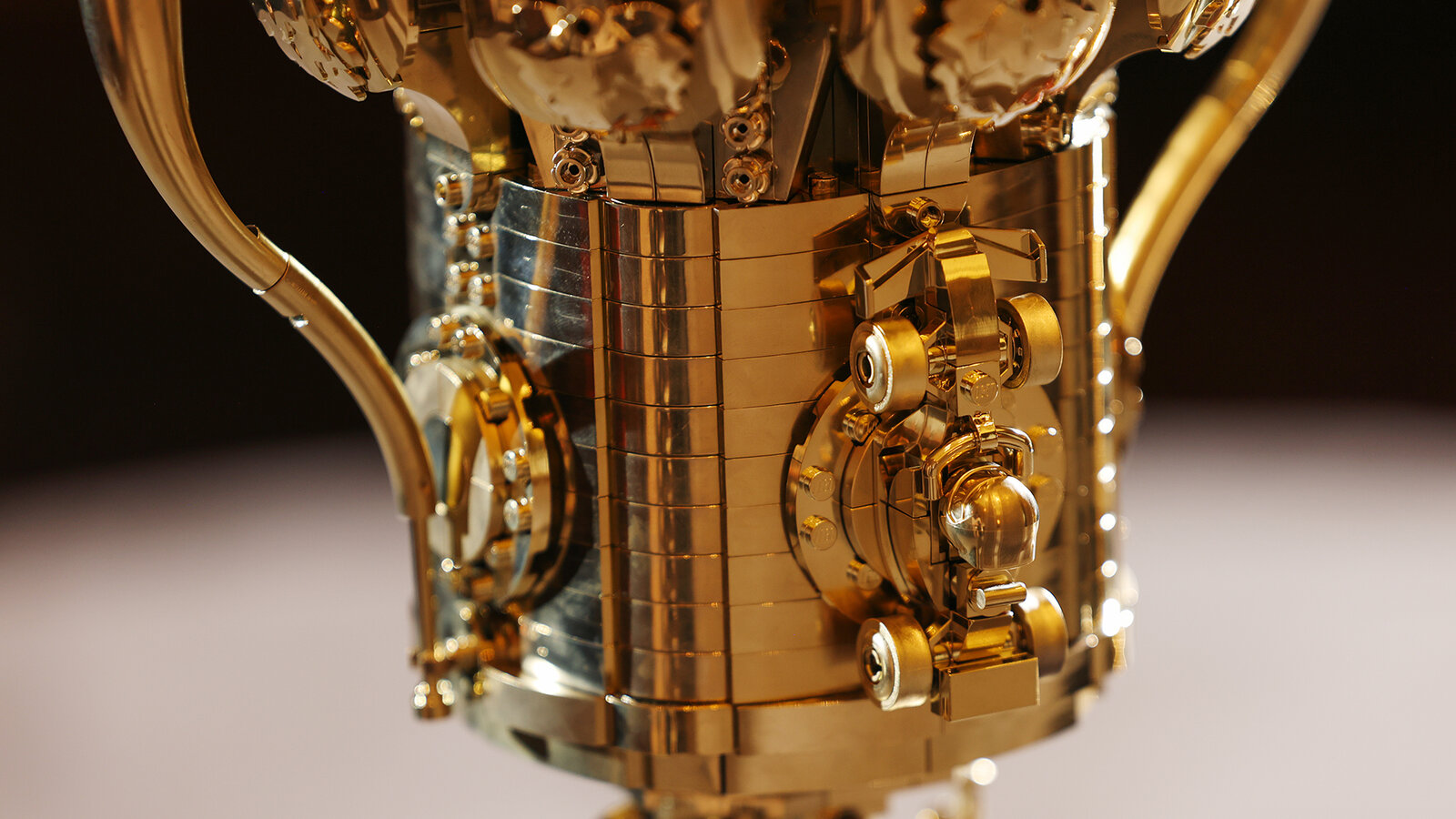 Победитель Гран-при Великобритании Формулы-1 Ландо Норрис только что поднял над головой кубок, сделанный из конструктора Lego, и это потрясающе