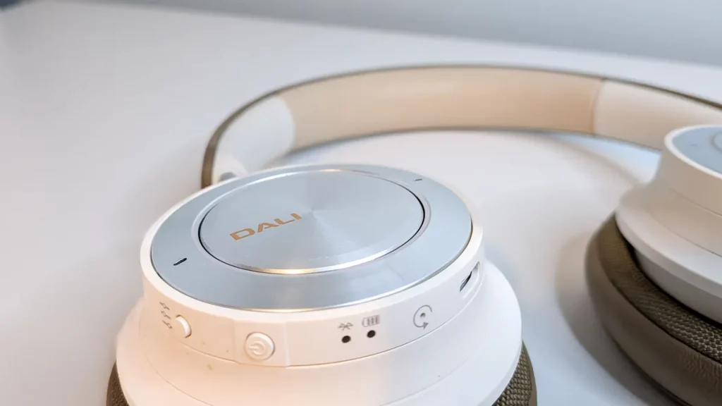 Почему я предпочитаю физические элементы управления сенсорным панелям на своих наушниках картинка Физические элементы управления