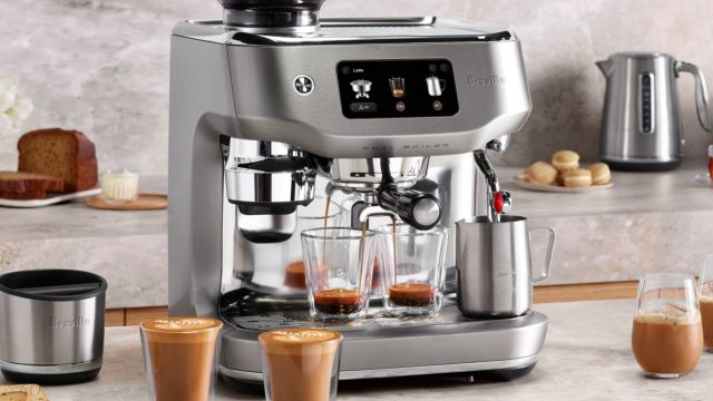 Новая эспрессо-машина Breville может одновременно готовить кофе и взбивать молоко — и стоит она баснословно дорого