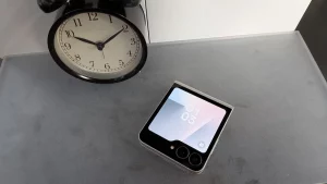 Galaxy Flip FE в 2025: гениальный ход Samsung или запоздалый эксперимент?