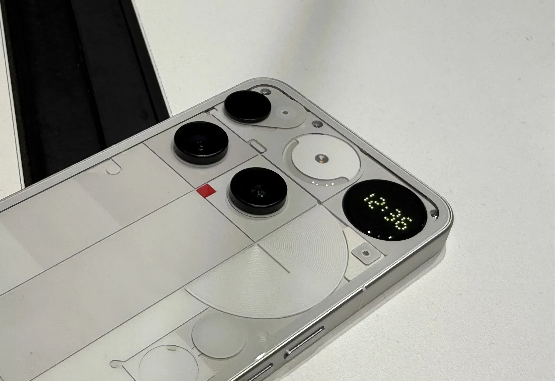 Samsung Galaxy S26: обещанный прирост батареи может разочаровать картинка Nothing Phone (3)