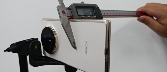 Honor отвечает фотодоказательствами толщины Magic V5