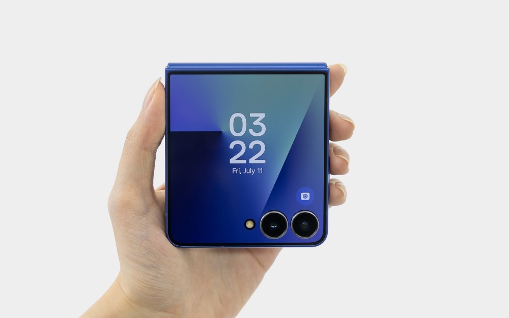 410771Официальный анбоксинг Samsung Galaxy Z Flip7 — раскрываем все плюсы FlexWindow