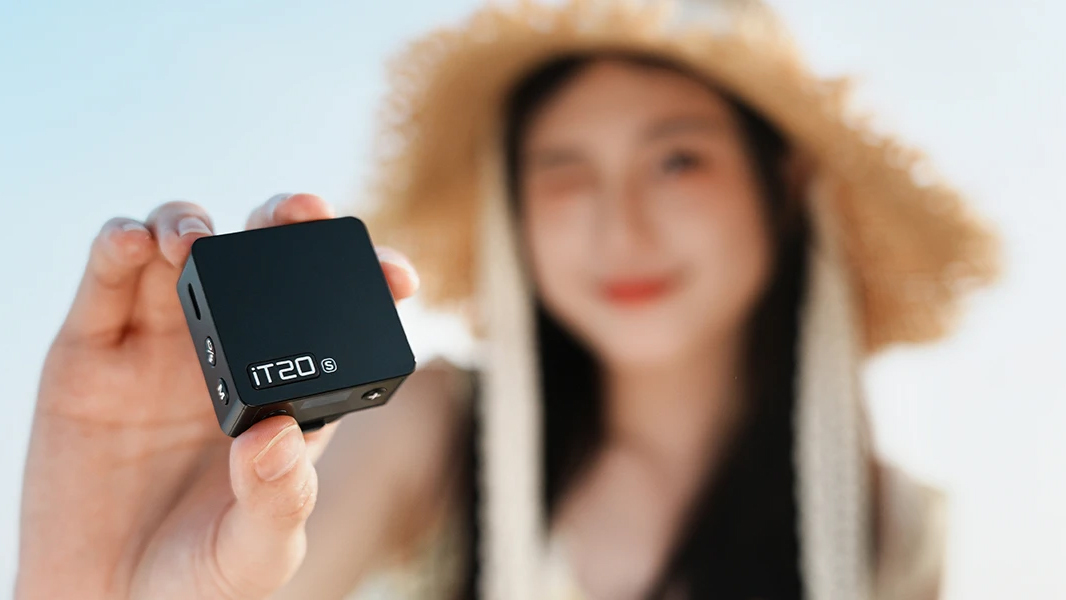 Эта крошечная, компактная вспышка для камеры использует магнитные модификаторы и весит всего лишь как мячик для гольфа