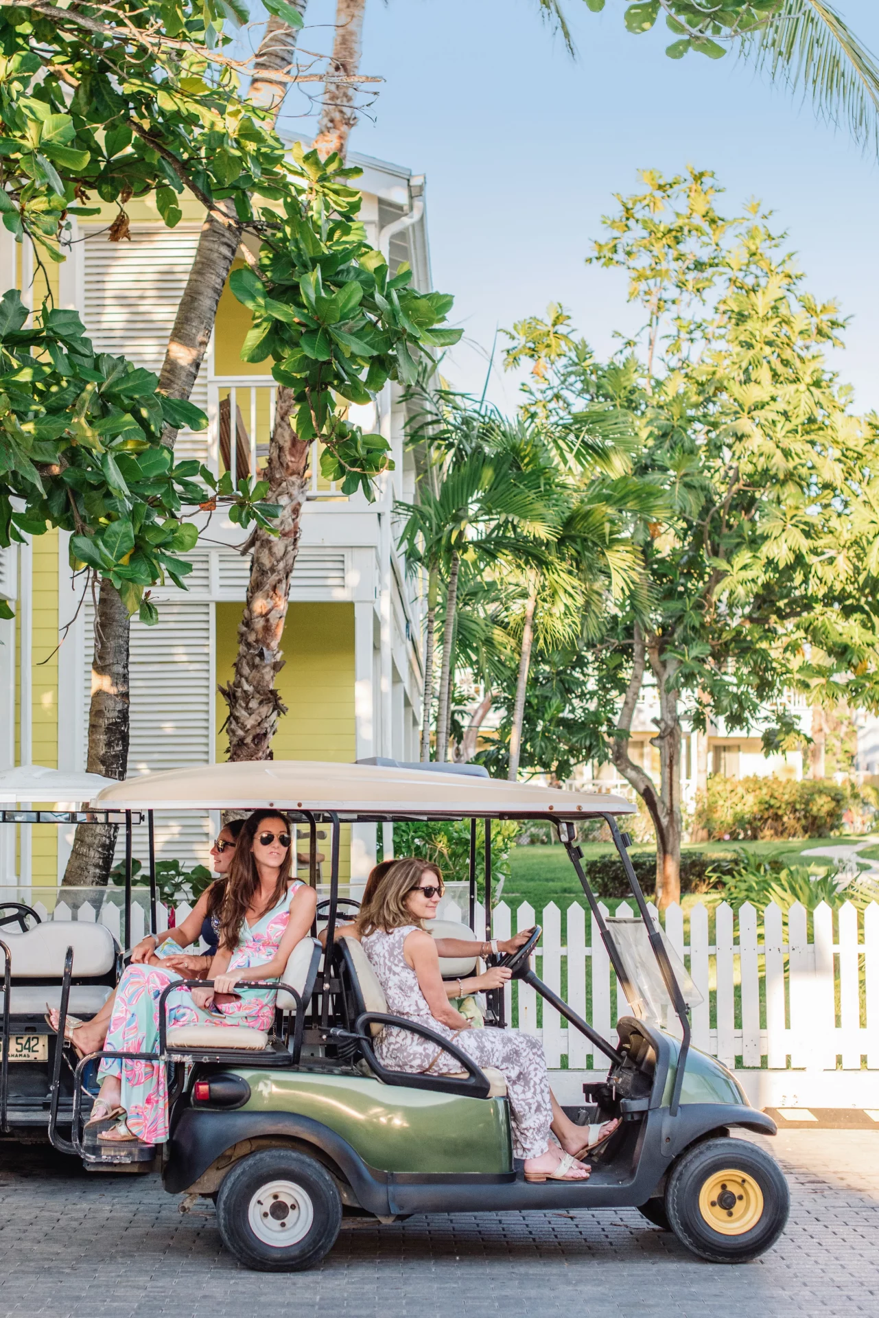 Легендарный отель на Багамах преобразился: новый гламурный облик Coral Sands