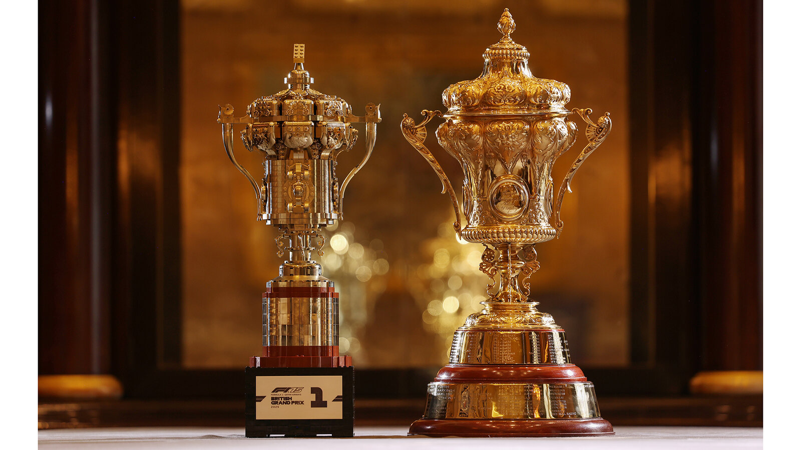 Победитель Гран-при Великобритании Формулы-1 Ландо Норрис только что поднял над головой кубок, сделанный из конструктора Lego, и это потрясающе