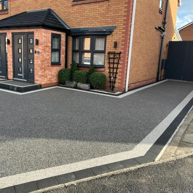 В подъездных дорожках из смолы много хорошего — но каковы недостатки этого современного материала, о которых вам нужно знать?