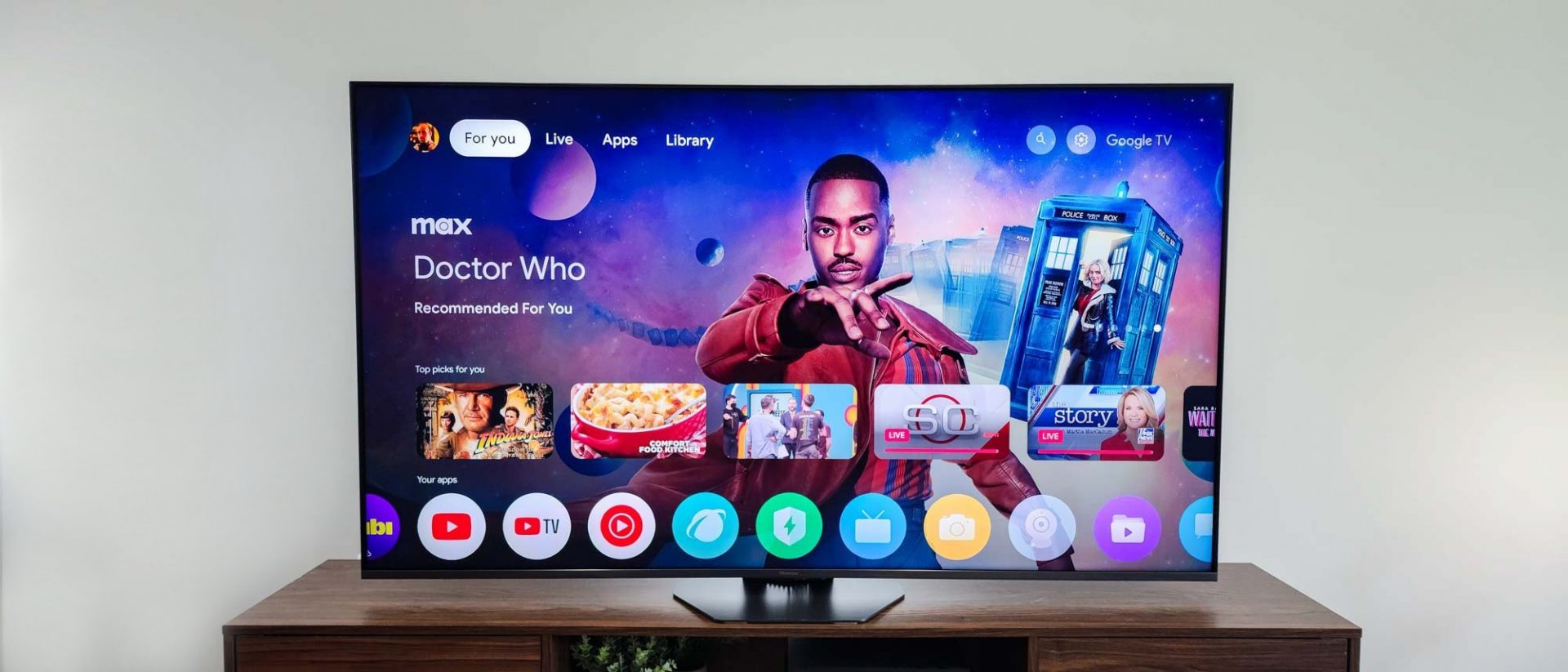 Обзор телевизора Hisense U8QG: звезда яркости или провал с бликами?