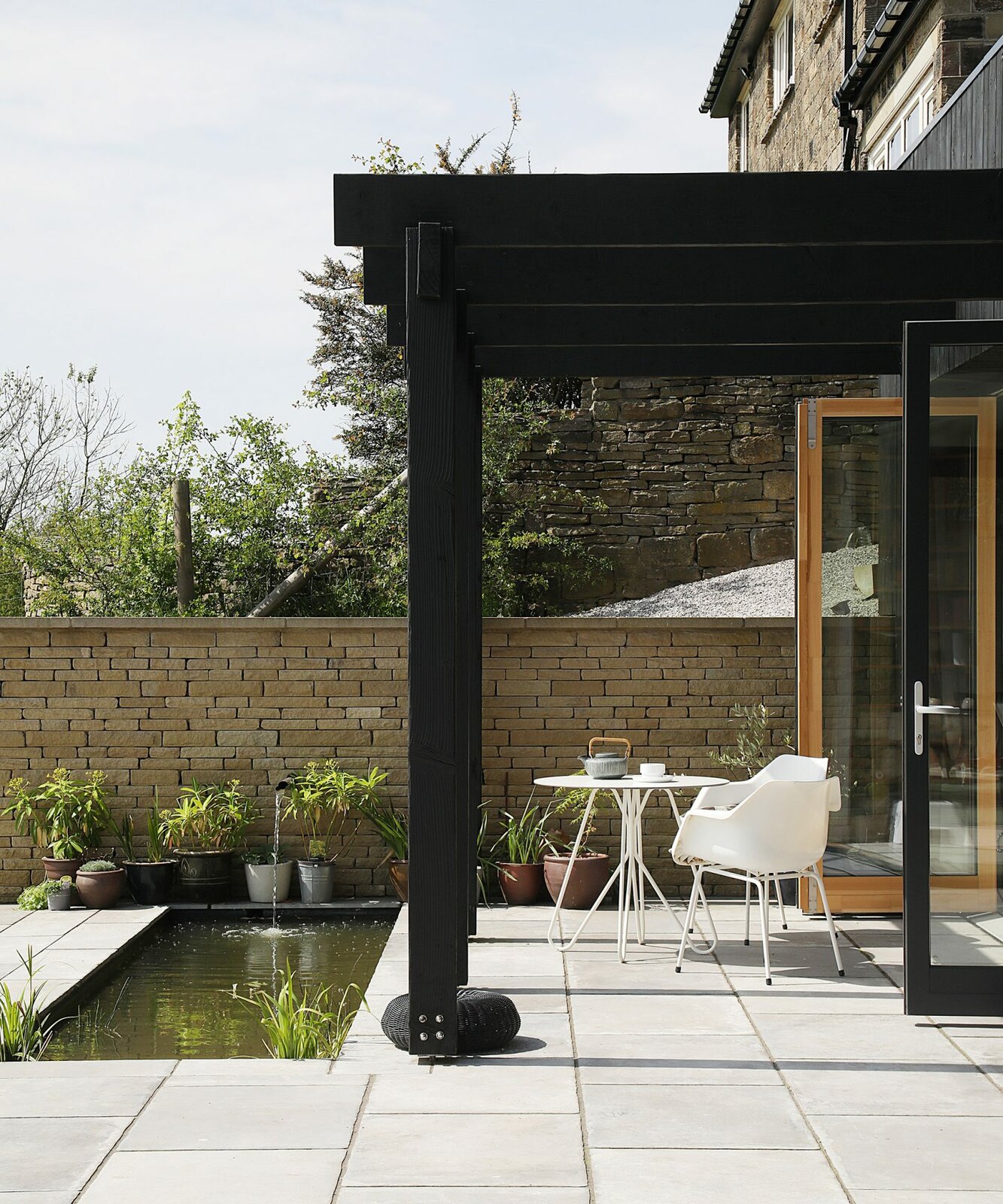 Эти советы и рекомендации от дизайнеров помогут вам визуально увеличить пространство небольшого патио