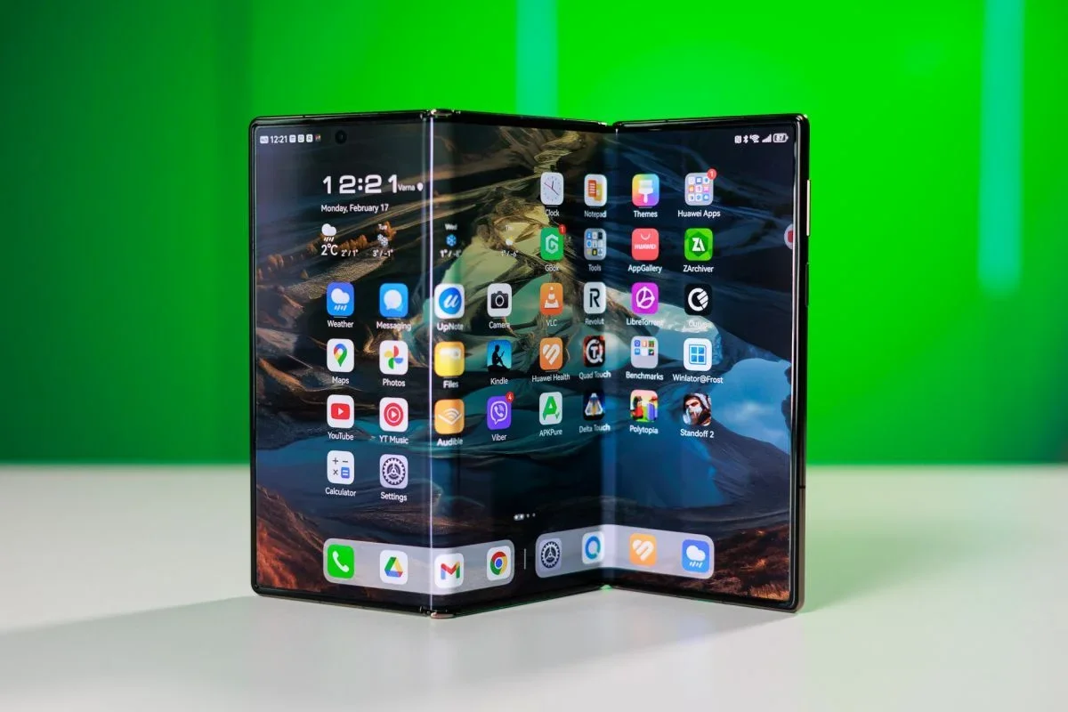 Октябрь может принести первый тройной складной телефон от Samsung, но грозный соперник, возможно, уже ждет