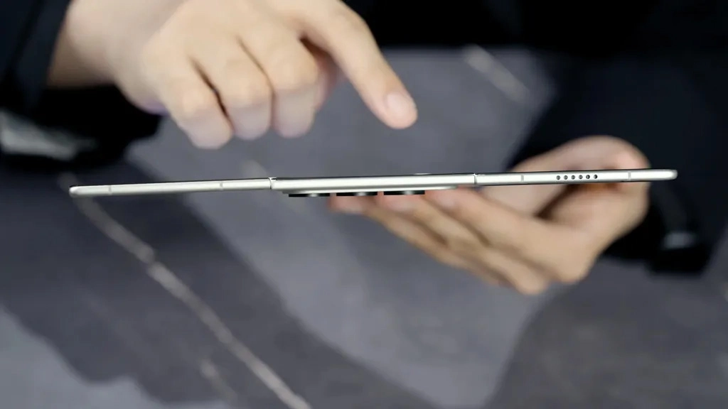 Samsung, посторонись! Этот трифолд – настоящий убийца характеристик