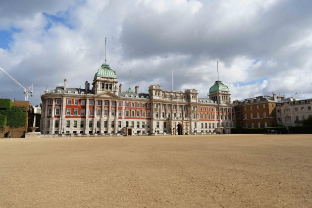 Лучшие объективы Sony A7 IV для портретов, улицы и свадьбы фото