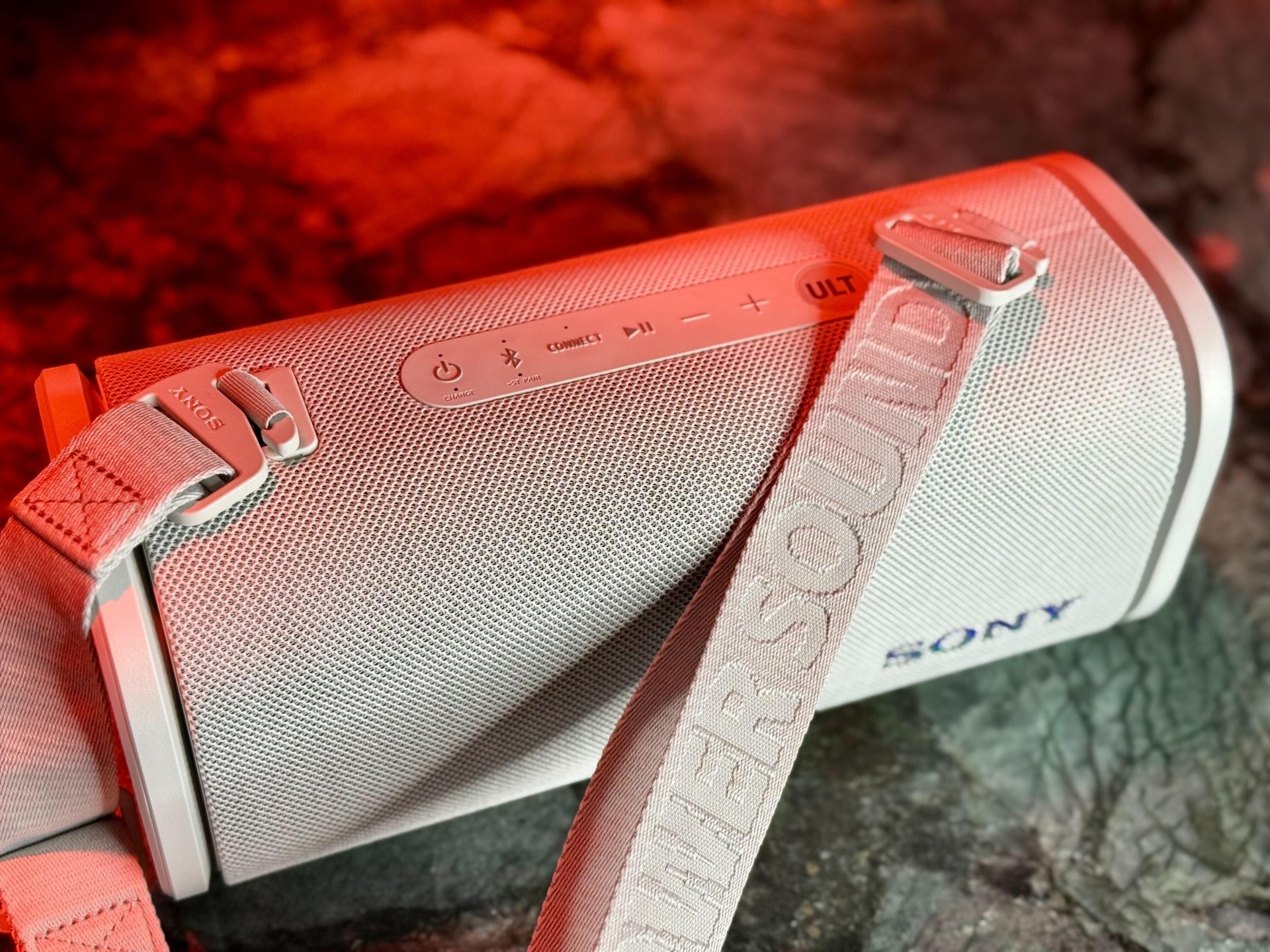 Самая портативная колонка Sony способна заполнить комнату мощным звуком