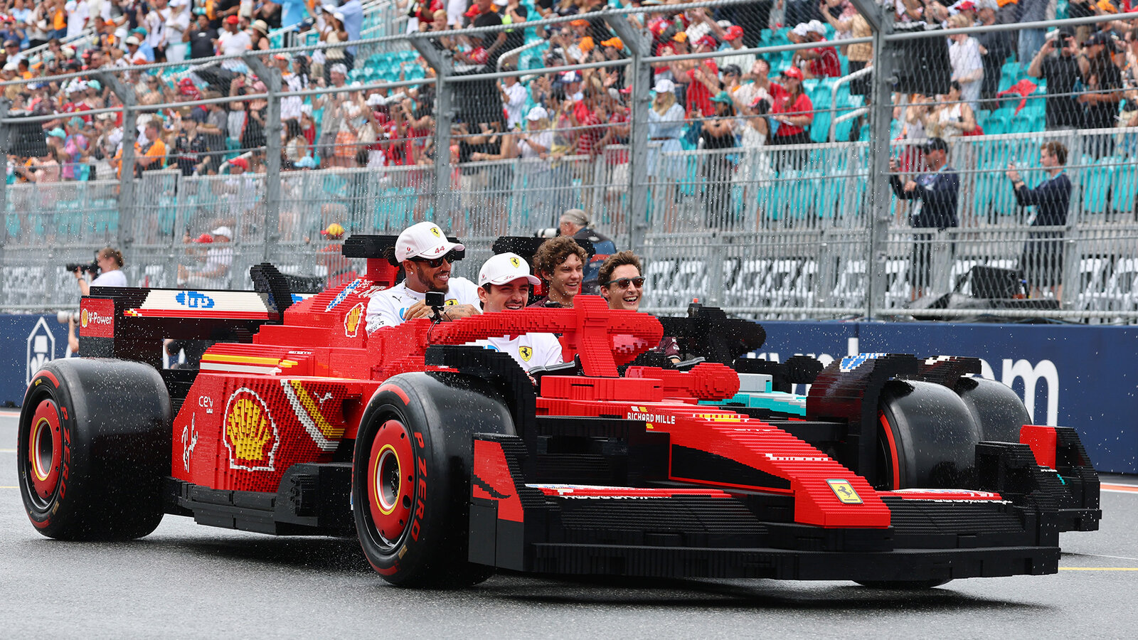 Победитель Гран-при Великобритании Формулы-1 Ландо Норрис только что поднял над головой кубок, сделанный из конструктора Lego, и это потрясающе