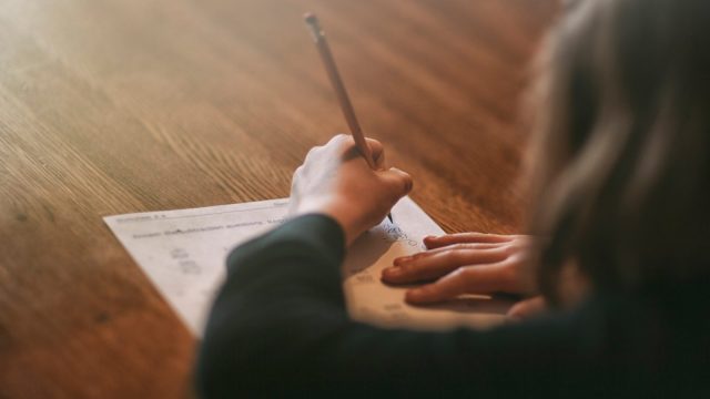 «Гендерный разрыв» в математике не врожденный — что-то в школе его вызывает