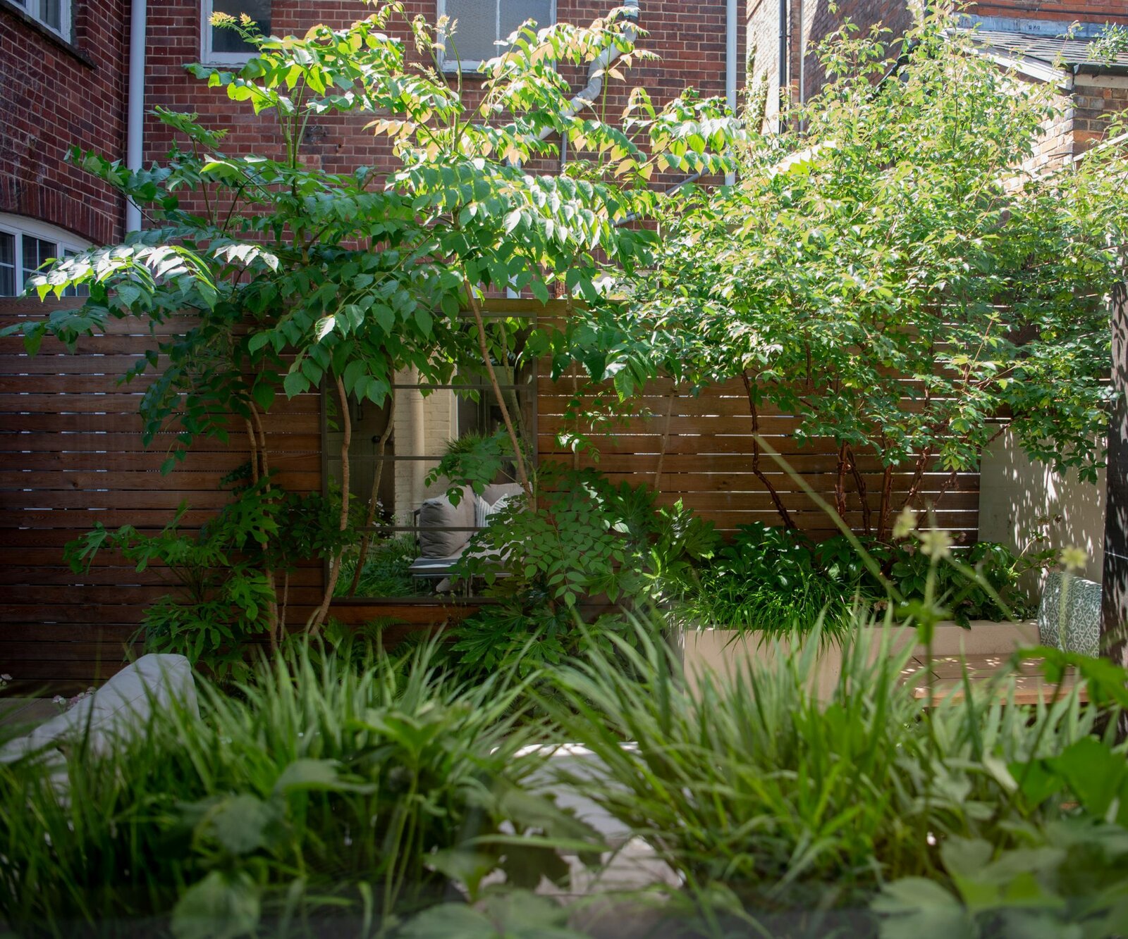 Эти советы и рекомендации от дизайнеров помогут вам визуально увеличить пространство небольшого патио