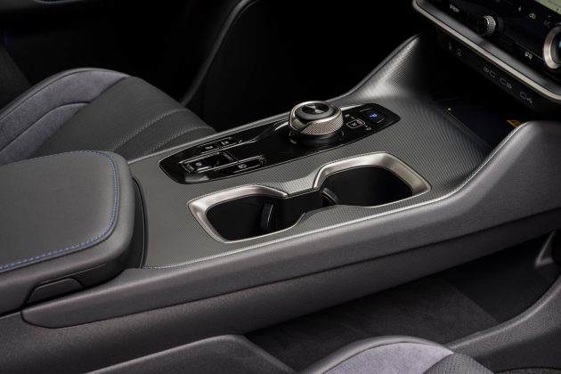 Полностью электрический Lexus RZ550e F Sport оснащен подрулевыми переключателями, и я не уверен, что это хорошо