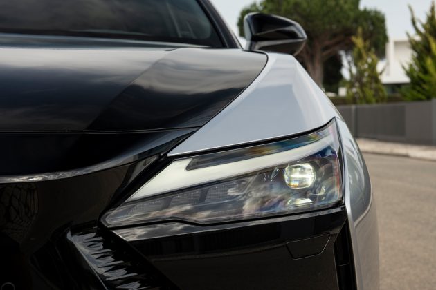 Полностью электрический Lexus RZ550e F Sport оснащен подрулевыми переключателями, и я не уверен, что это хорошо