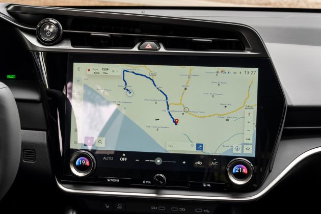 Полностью электрический Lexus RZ550e F Sport оснащен подрулевыми переключателями, и я не уверен, что это хорошо