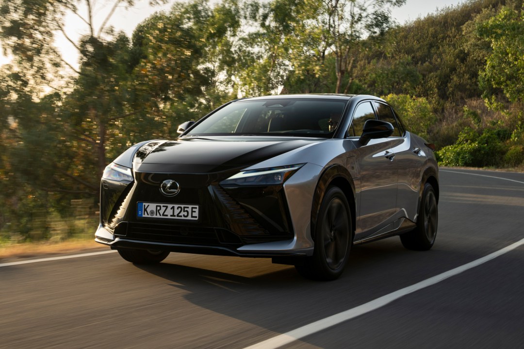 399164Полностью электрический Lexus RZ550e F Sport оснащен подрулевыми переключателями, и я не уверен, что это хорошо