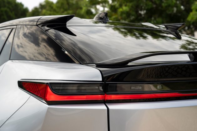 Полностью электрический Lexus RZ550e F Sport оснащен подрулевыми переключателями, и я не уверен, что это хорошо