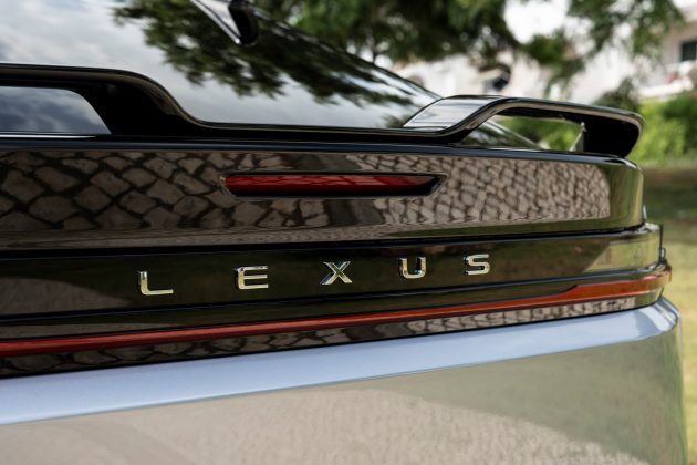 Полностью электрический Lexus RZ550e F Sport оснащен подрулевыми переключателями, и я не уверен, что это хорошо