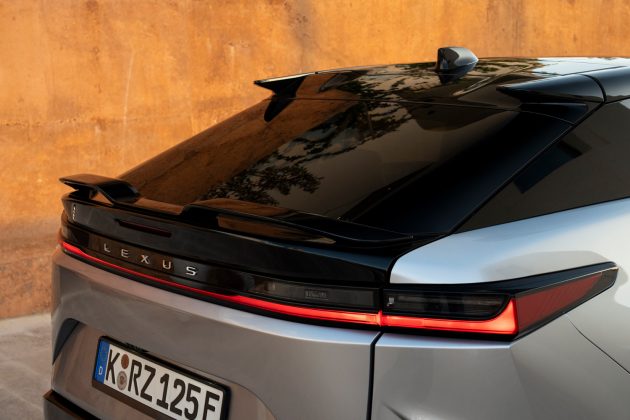 Полностью электрический Lexus RZ550e F Sport оснащен подрулевыми переключателями, и я не уверен, что это хорошо