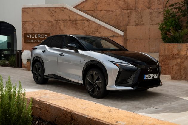 Полностью электрический Lexus RZ550e F Sport оснащен подрулевыми переключателями, и я не уверен, что это хорошо