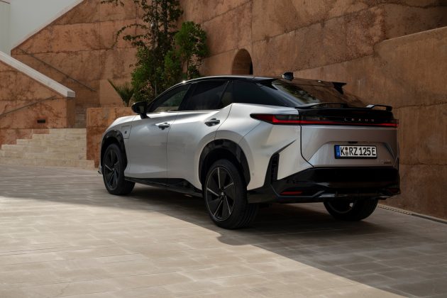 Полностью электрический Lexus RZ550e F Sport оснащен подрулевыми переключателями, и я не уверен, что это хорошо