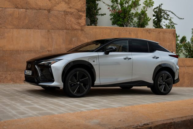 Полностью электрический Lexus RZ550e F Sport оснащен подрулевыми переключателями, и я не уверен, что это хорошо