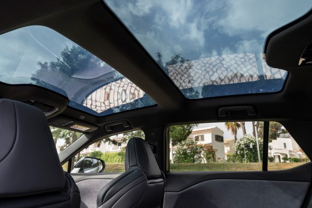 Полностью электрический Lexus RZ550e F Sport оснащен подрулевыми переключателями, и я не уверен, что это хорошо