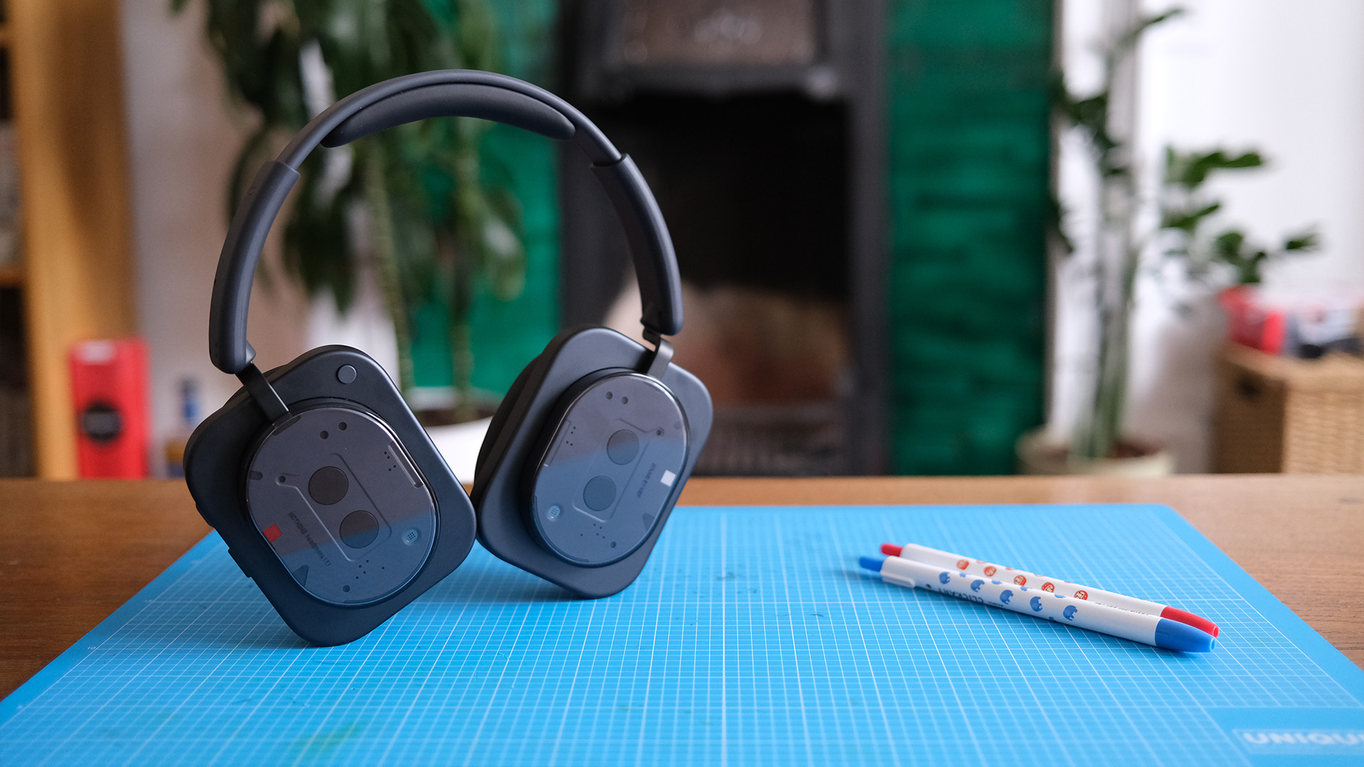 Phone (3) и Headphone (1) выводят общение на новый уровень