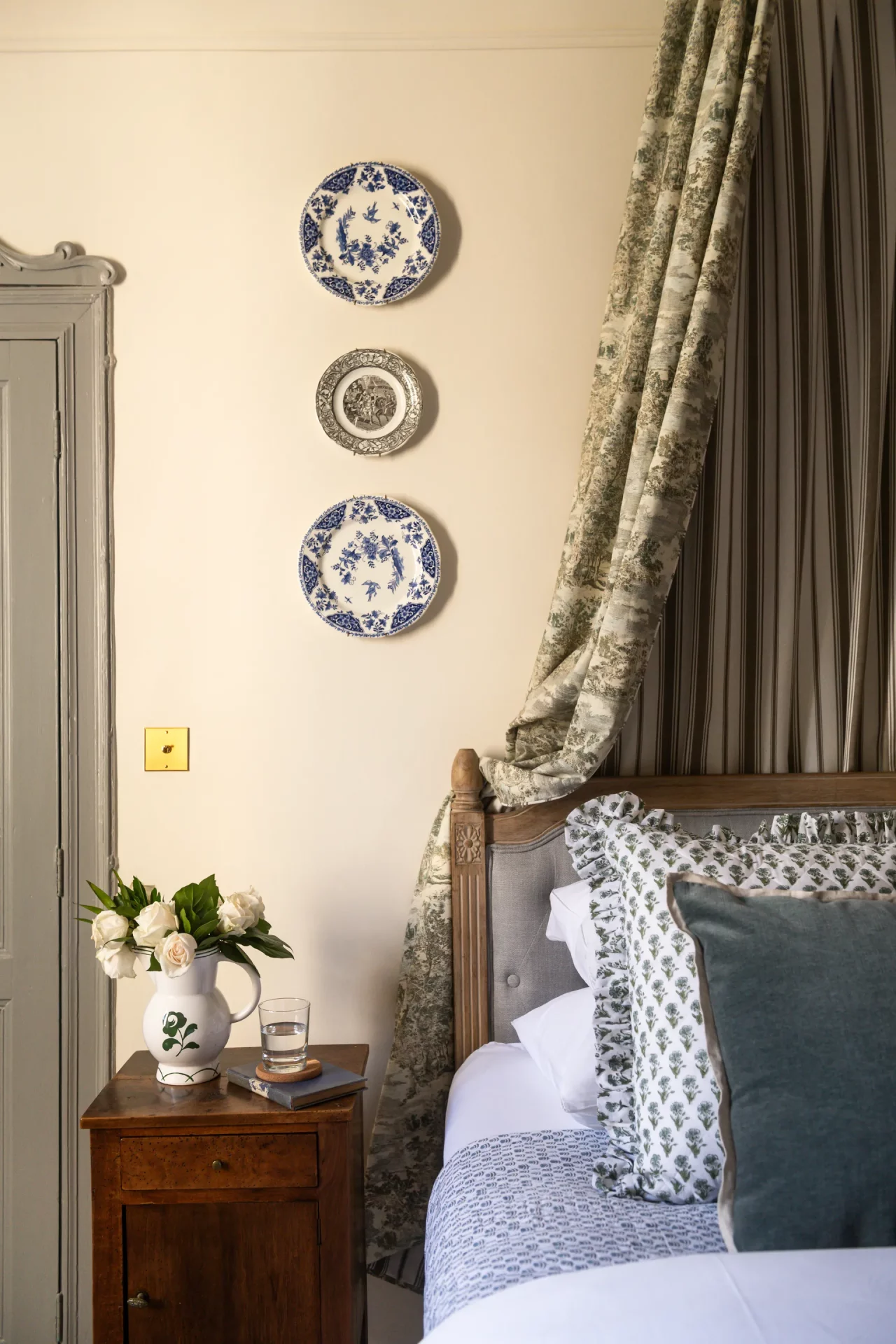 500-летний дом на юге Франции, оформленный в английском стиле фото