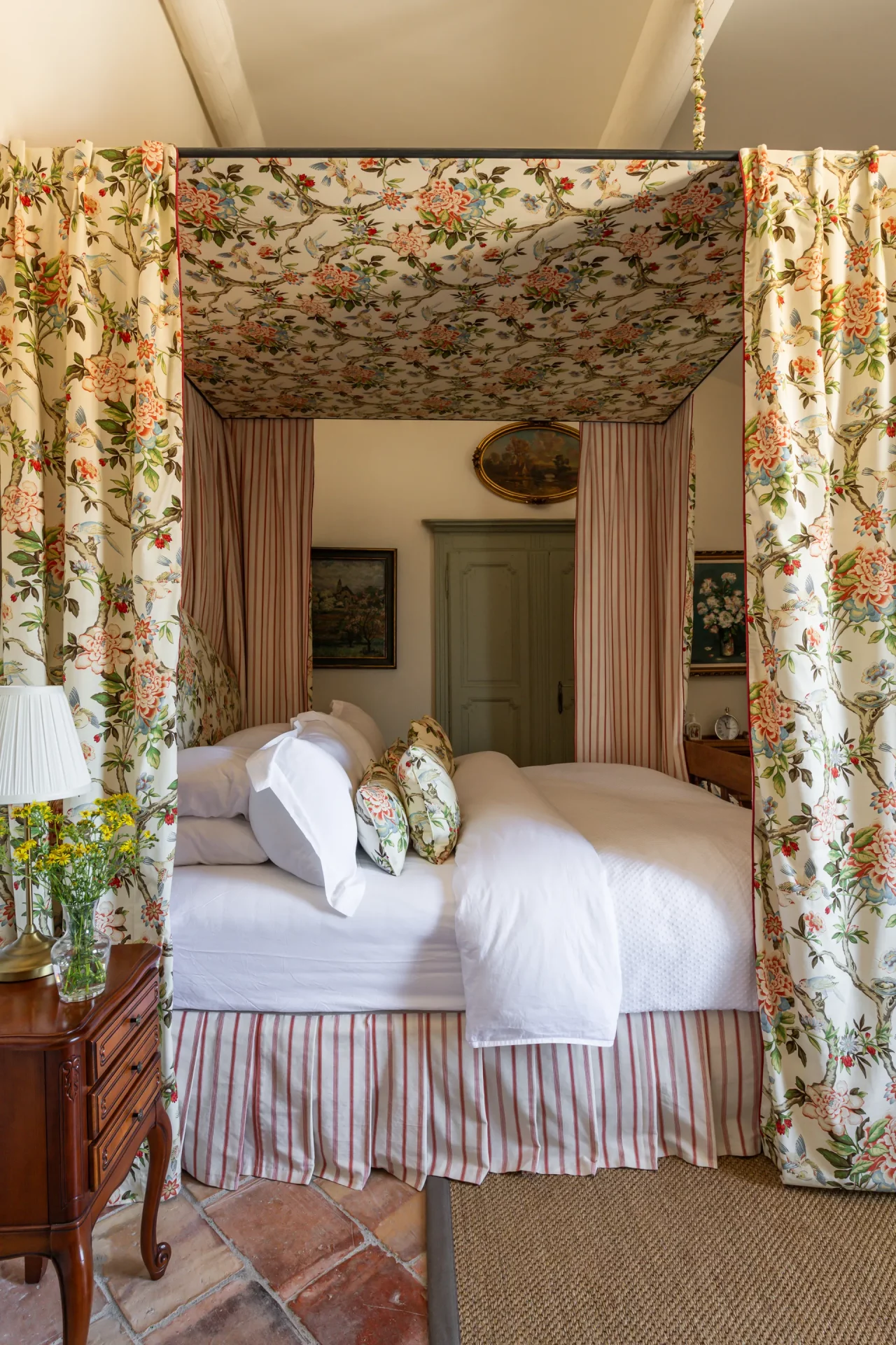 500-летний дом на юге Франции, оформленный в английском стиле