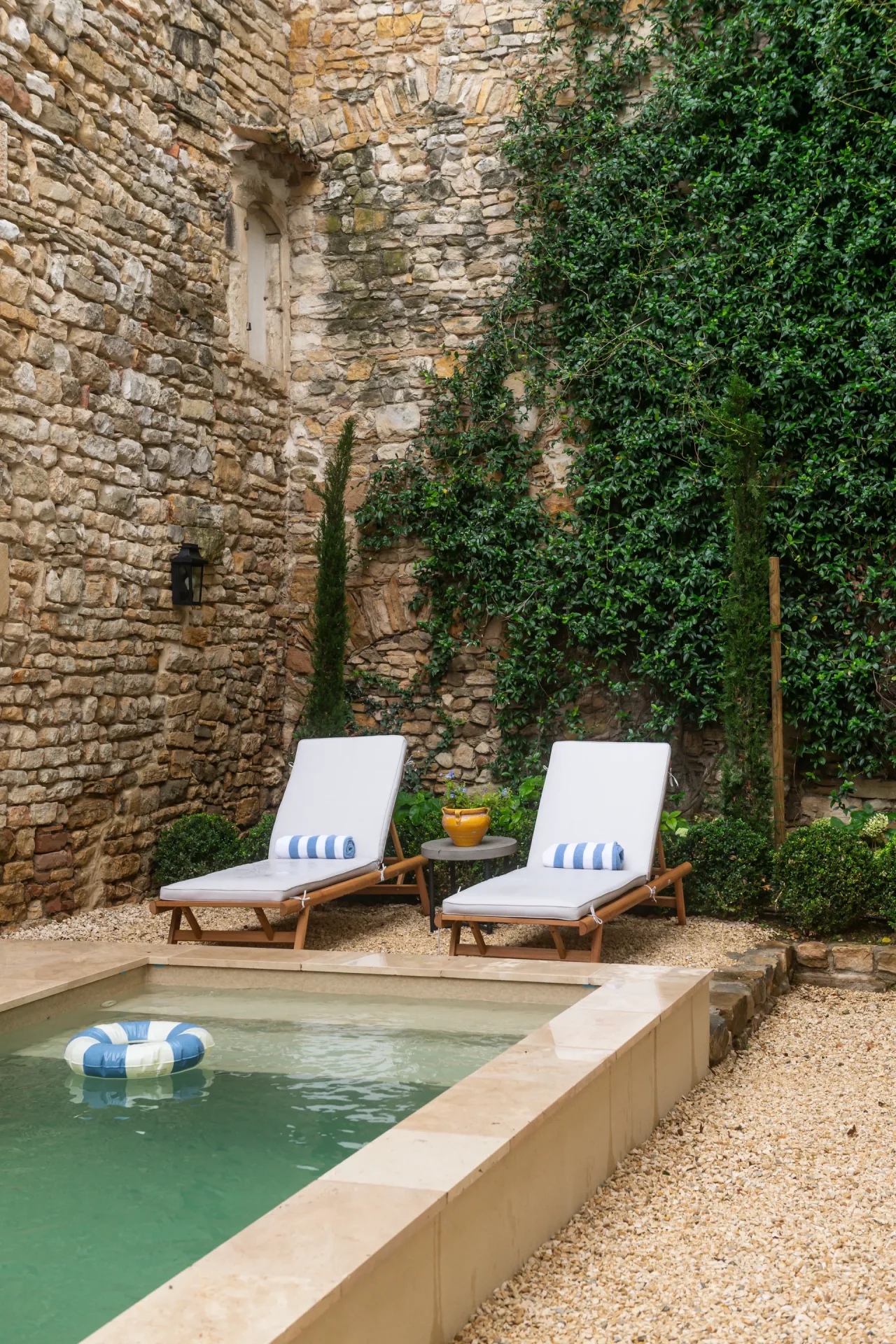 500-летний дом на юге Франции, оформленный в английском стиле