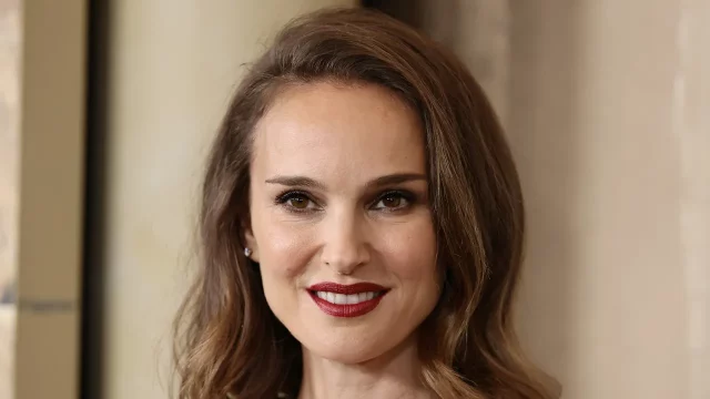 Макияж Натали Портман: розовая помада и ногти — воплощение летнего шика