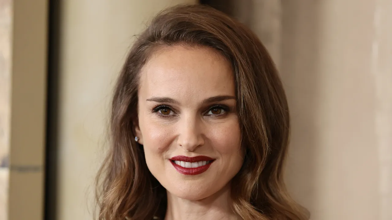 Макияж Натали Портман: розовая помада и ногти — воплощение летнего шика