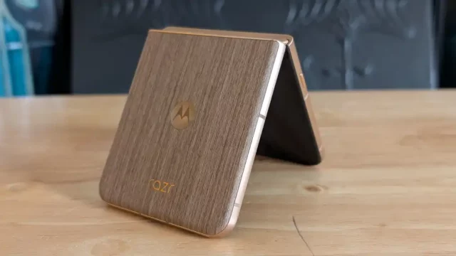 Motorola + Swarovski: раскладушка, которая будет сверкать